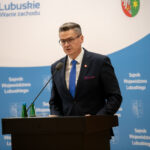 Sebastian Ciemnoczołowski przemawia po wyborze na marszałka woj. lubuskiego (fot. Krzysztof Filmanowicz)