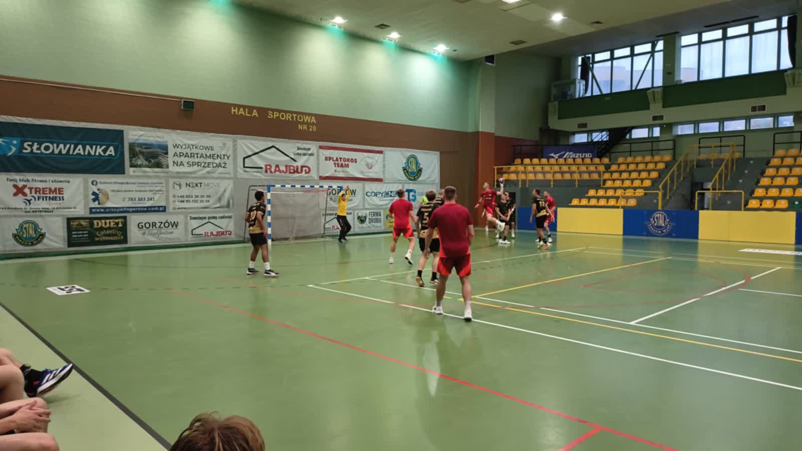 Szczypiorniści Stali trenują i sparują