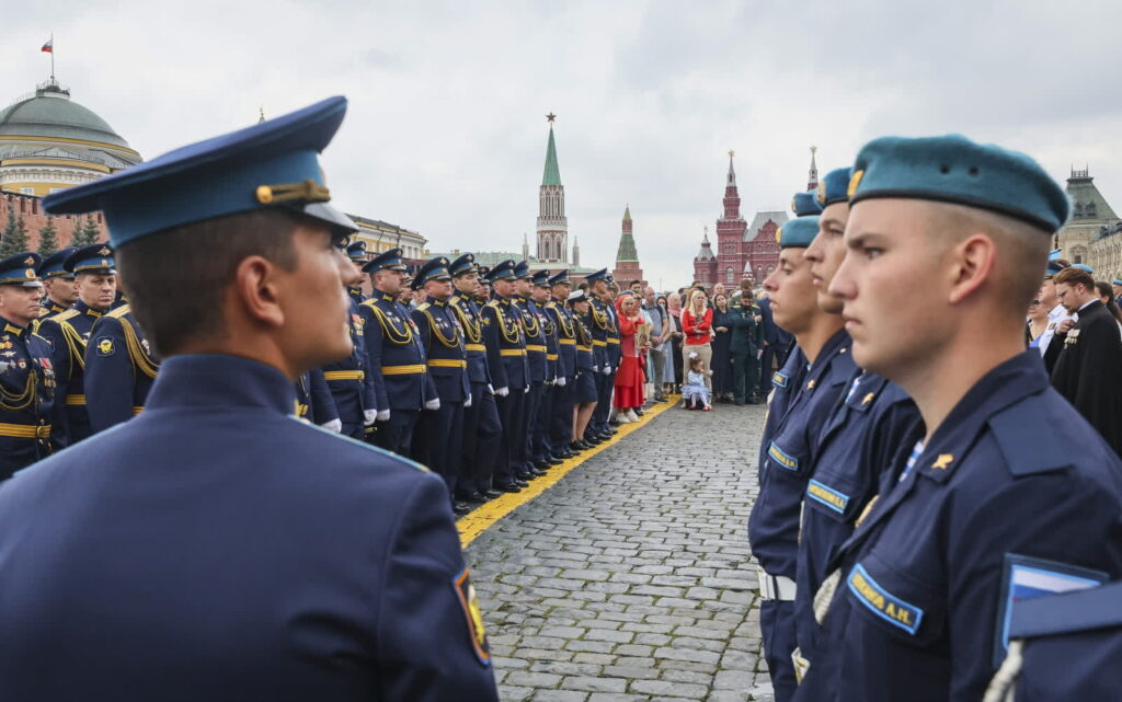Dzień Spadochroniarza w Moskwie (PAP/EPA/YURI KOCHETKOV)