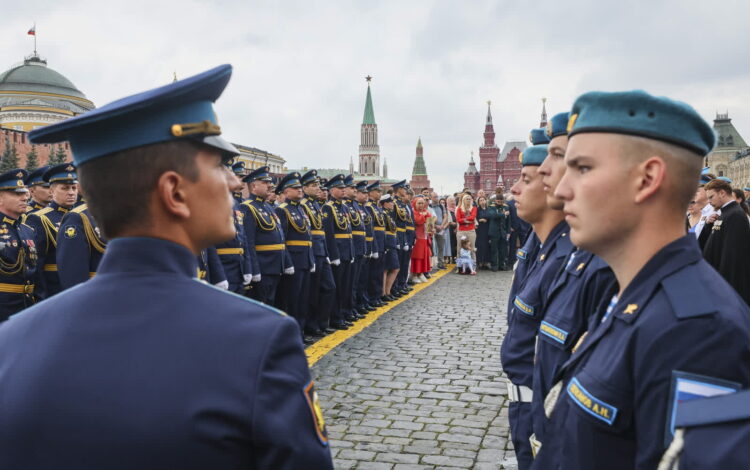 Dzień Spadochroniarza w Moskwie (PAP/EPA/YURI KOCHETKOV)