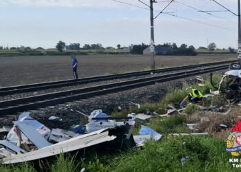 Śmiertelny wypadek na niestrzeżonym przejeździe kolejowym w miejscowości Gronówko (PAP/KM PSP Toruń)