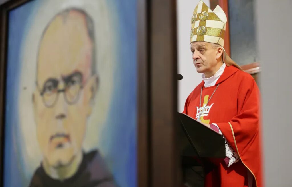 84. rocznica śmierci o. Maksymiliana Kolbe. Bp Pindel: nikt nie ma większej miłości od tej, gdy ktoś życie swoje oddaje za przyjaciół swoich 3 Biskup bielsko-żywiecki Roman Pindel. Fot. PAP/ Jarek Praszkiewicz