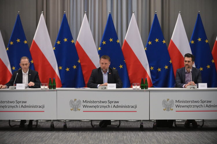 Konferencja ministrów. Od lewej: Cezary Tomczyk, Marcin Kierwiński, Piotr Malepszak (PAP/Marcin Obara)