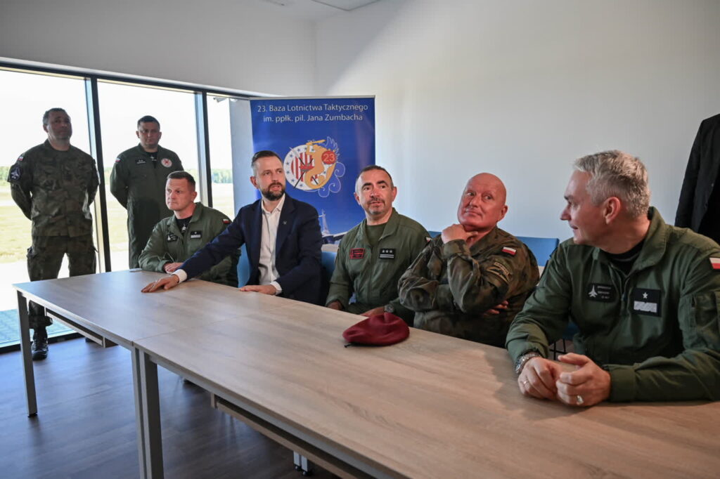 Szef MON: Przyszły rok będzie przełomowy dla wejścia w dyżury samolotów FA-50 fot: PAP/Przemysław Piątkowski