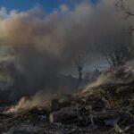 Zniszczenia po rosyjskim ataku rakietowym, zdjęcie ilustracyjne, fot. PAP/EPA/YEVHEN TITOV