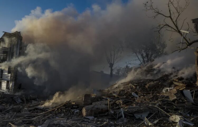 Rosjanie zaatakowali w nocy wschód i południe Ukrainy. Są ofiary 9 Zniszczenia po rosyjskim ataku rakietowym, zdjęcie ilustracyjne, fot. PAP/EPA/YEVHEN TITOV