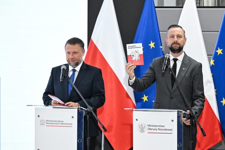 Prezentacja "Poradnika Bezpieczeństwa" 9 fot: PAP/Radek Pietruszka