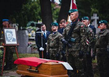 Pogrzeb zorganizowano w Bydgoszczy, gdzie od lat 50. zeszłego wieku mieszka rodzina Kwiecińskiego. Fot. IPN/Mateusz Niegowski