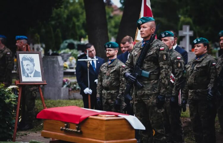 W kwaterze żołnierzy niezłomnych spoczął Tadeusz Kwieciński, ps. Sosna 9 Pogrzeb zorganizowano w Bydgoszczy, gdzie od lat 50. zeszłego wieku mieszka rodzina Kwiecińskiego. Fot. IPN/Mateusz Niegowski