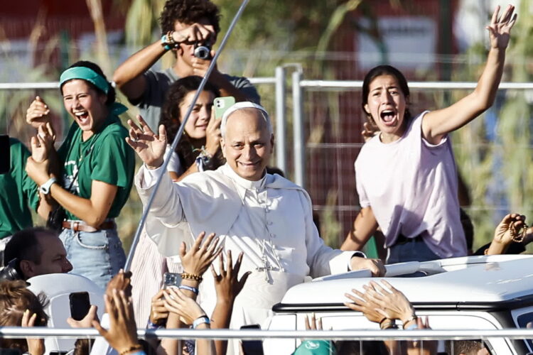 Papież Leon XIV przewodniczy Mszy Świętej z okazji Jubileuszu Młodzieży w Rzymie. Fot. PAP/EPA/ANGELO CARCONI