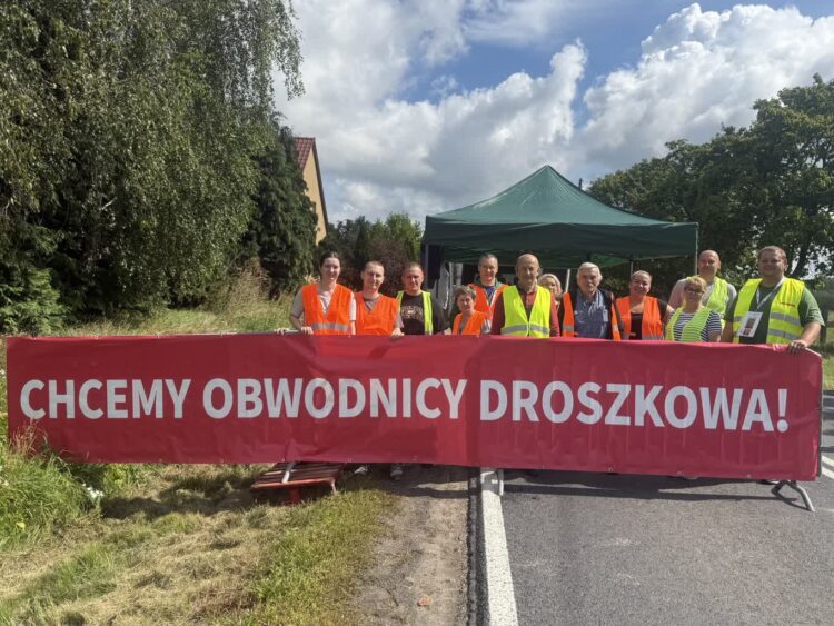 Mieszkańcy Droszkowa ponownie protestowali 9 Mieszkańcy Droszkowa ponownie protestowali Radio Zachód - Lubuskie