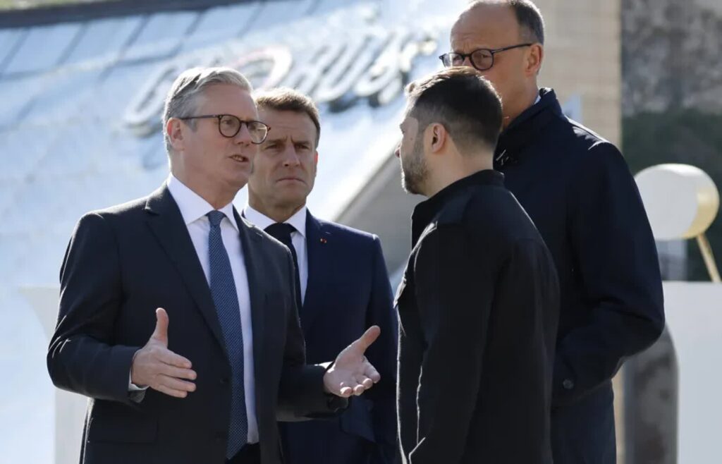 Spotkanie liderów „koalicji chętnych”. W tle rozmowy Trumpa z Putinem 16 Keir Starmer, Emmanuel Macron, Wołodymyr Zełenski i Friedrich Merz Fot. PAP/EPA/LUDOVIC MARIN/POOL