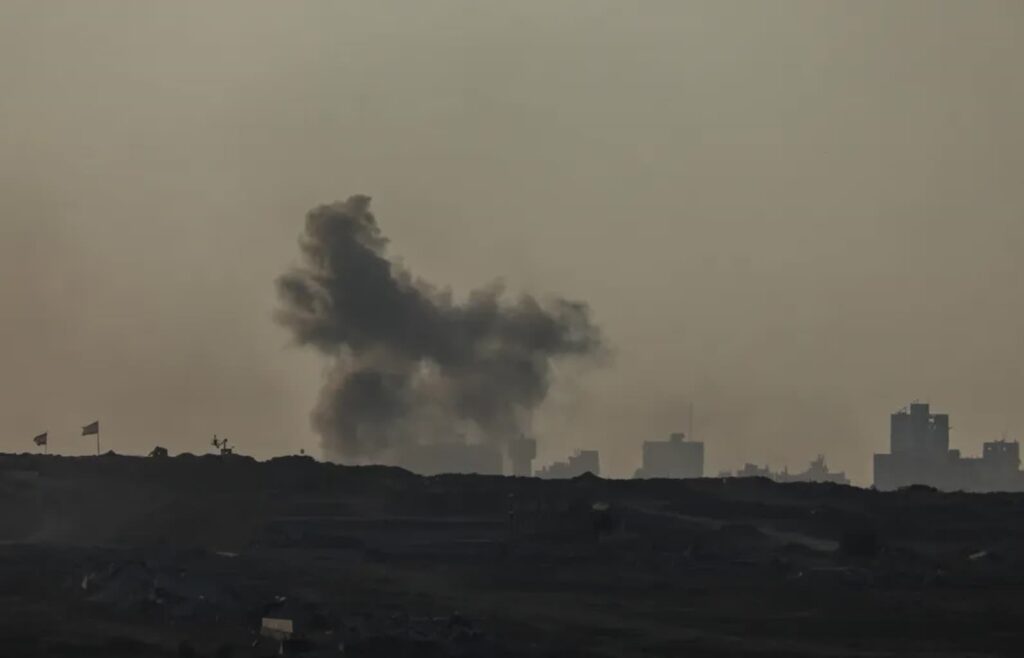 Dym unoszący się w wyniku eksplozji w północnej części Strefy Gazy Fot. PAP/EPA/ATEF SAFADI
