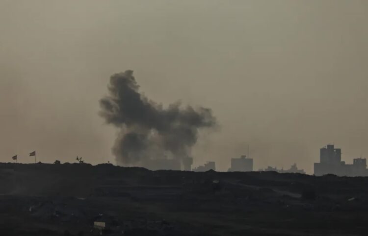 Dym unoszący się w wyniku eksplozji w północnej części Strefy Gazy Fot. PAP/EPA/ATEF SAFADI