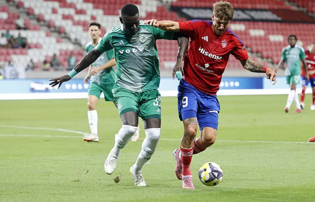 Zawodnik Maccabi Hajfa Abdoulaye Seck (L) i Patryk Makuch (P) z Rakowa Częstochowa podczas meczu. Fot. PAP/Waldemar Deska