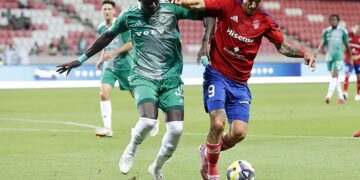 UEFA wszczęła postępowanie dyscyplinarne po meczu Maccabi z Rakowem 8 Zawodnik Maccabi Hajfa Abdoulaye Seck (L) i Patryk Makuch (P) z Rakowa Częstochowa podczas meczu. Fot. PAP/Waldemar Deska