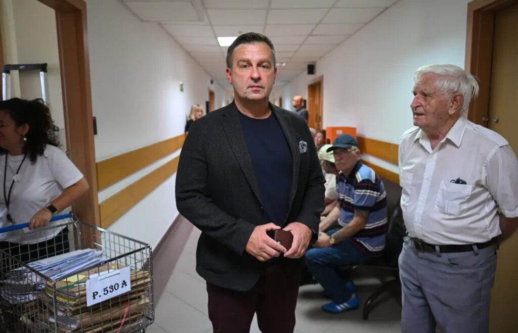 Zbigniew Komosa na korytarzu Sądu Rejonowego dla Warszawy Śródmieścia. Fot. PAP/Marcin Obara