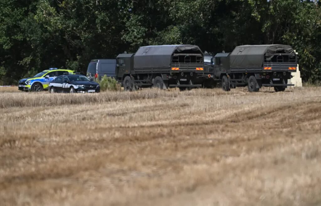 Służby zabiezpieczają teren pola kukurydzy w miejscowości Osiny. Fot. PAP/Wojtek Jargiło