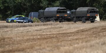 Służby zabiezpieczają teren pola kukurydzy w miejscowości Osiny. Fot. PAP/Wojtek Jargiło