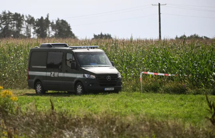 Służby w miejscowości Osiny Fot. PAP/Wojtek Jargiło