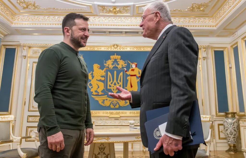 Wołodymyr Zełenski, Keith Kellog. Fot. PAP/Vladyslav Musiienko