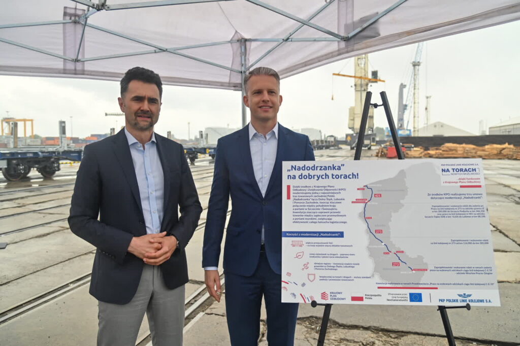 Wiceministrowie infrastruktury Arkadiusz Marchewka i Piotr Malepszak w Porcie Morskim w Szczecinie (PAP/Marcin Bielecki)