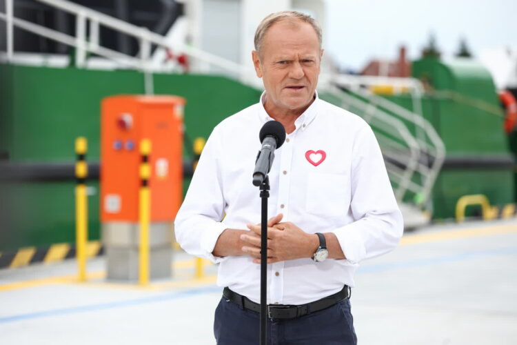 Premier Donald Tusk podczas dzisiejszej wizyty w Łebie (PAP/Piotr Matusewicz)