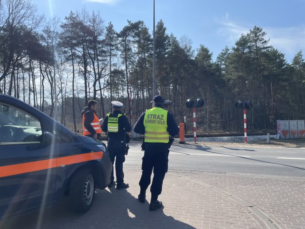 Kierowco - uważaj na przejeździe kolejowo-drogowym! fot. Bartosz Schaefer