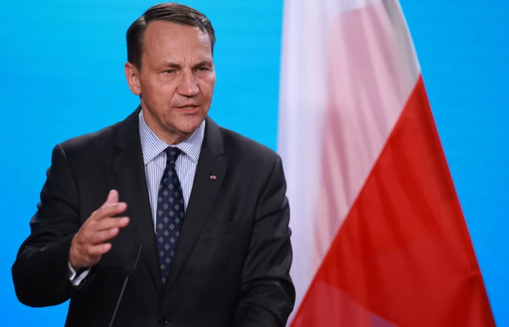 Szef MSZ Radosław Sikorski. Fot. PAP/EPA/ CLEMENS BILAN