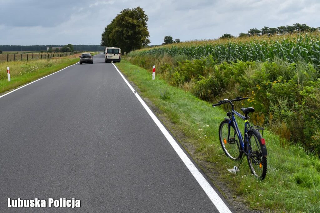 58-latka potrąciła rowerzystę i uciekła 1 Potrącenie rowerzysty na drodze pod Lubięcinem. Kierująca autem uciekła z miejsca zdarzenia (KPP Nowa Sól)