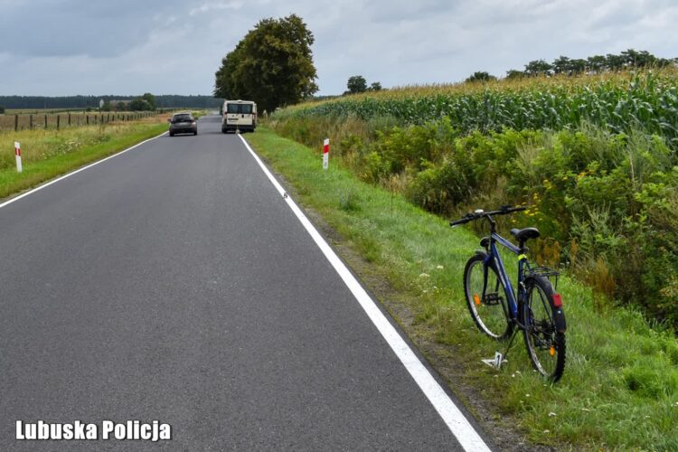 58-latka potrąciła rowerzystę i uciekła 9 Potrącenie rowerzysty na drodze pod Lubięcinem. Kierująca autem uciekła z miejsca zdarzenia (KPP Nowa Sól)