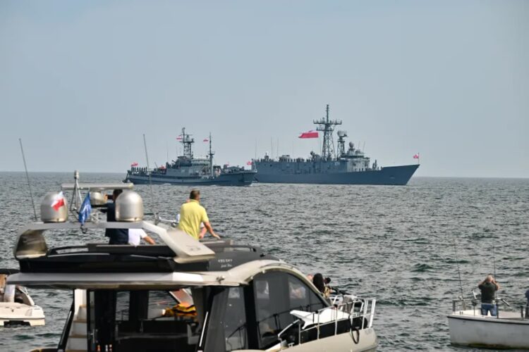 Pierwsza parada morska z okazji święta Wojska Polskiego. Fot. PAP/ Marcin Gadomski