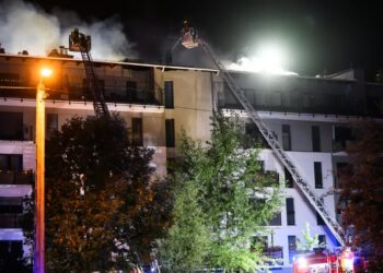 PSP: Trwa akcja dozorowania pogorzeliska. Fot. PAP/ Jakub Kaczmarczyk