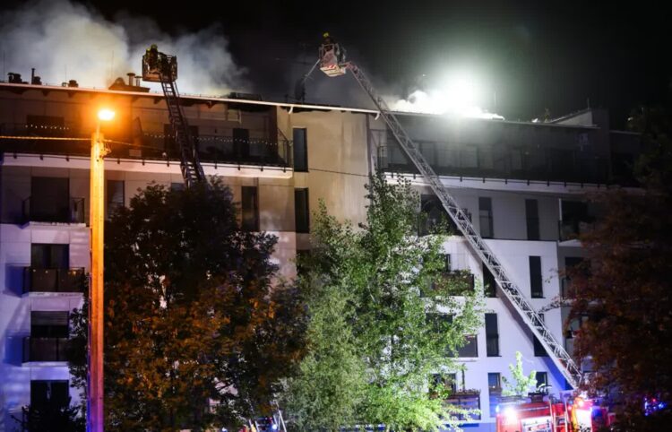 PSP: Trwa akcja dozorowania pogorzeliska. Fot. PAP/ Jakub Kaczmarczyk