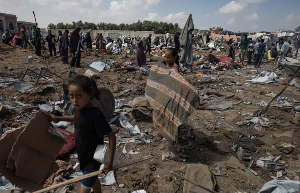 Zrujnowany obóz Palestyńczyków w Strefie Gazy Fot. PAP/EPA/HAITHAM IMAD