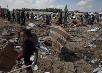 Zrujnowany obóz Palestyńczyków w Strefie Gazy Fot. PAP/EPA/HAITHAM IMAD