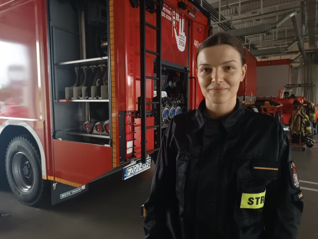 Jedyna kobieta wśród żagańskich strażaków w podziale bojowym fot. K.Gonera