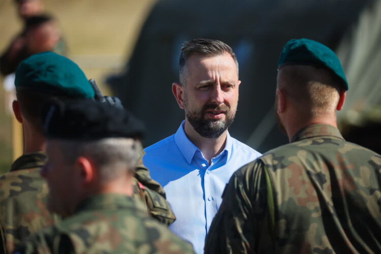 WARSZAWA SZEF MON NA ZGRUPOWANIU PRZED DEFILADĄ. Fot. PAP/Leszek Szymański