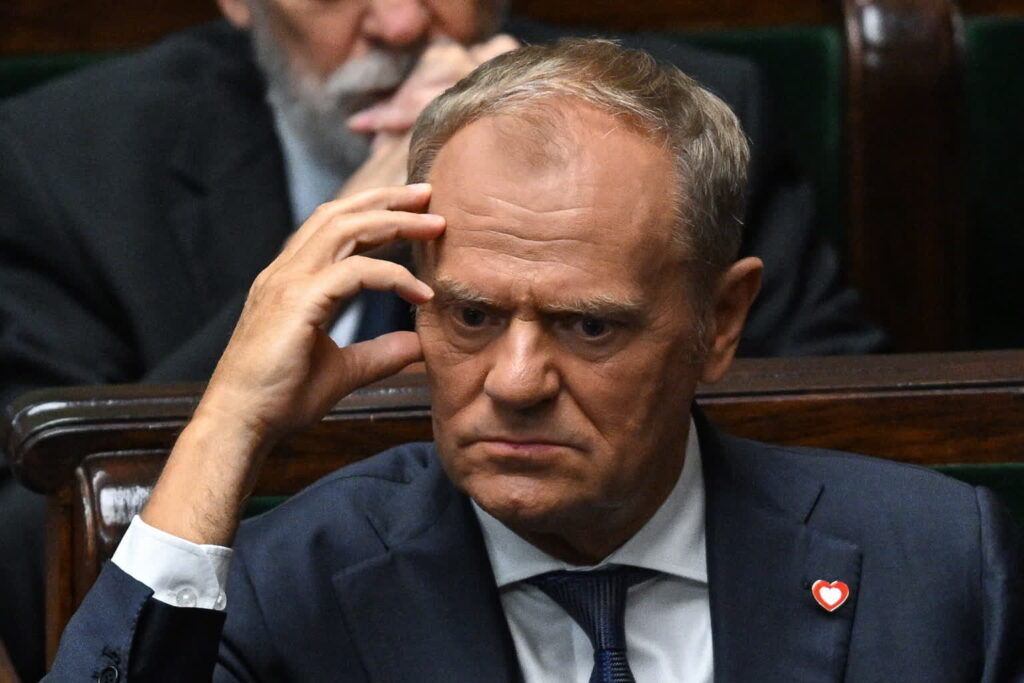 Premier Donald Tusk w Sejmie podczas zaprzysiężenia Karola Nawrockiego na prezydenta RP (PAP/Radek Pietruszka)