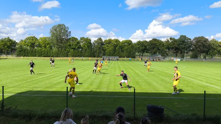 Beniaminek z Mostek rozbił osłabionych Czarnych 9 fot. Paweł Górski