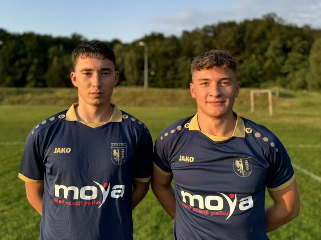 Dwaj z nowych piłkarzy ŁKS-u – Tomasz i Adam Wójcikowie; fot. Facebook/ŁKS Łęknica