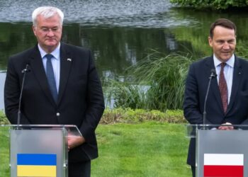 Radosław Sikorski (P) i Andrij Sybiha (L). Fot. PAP/Tytus Żmijewski