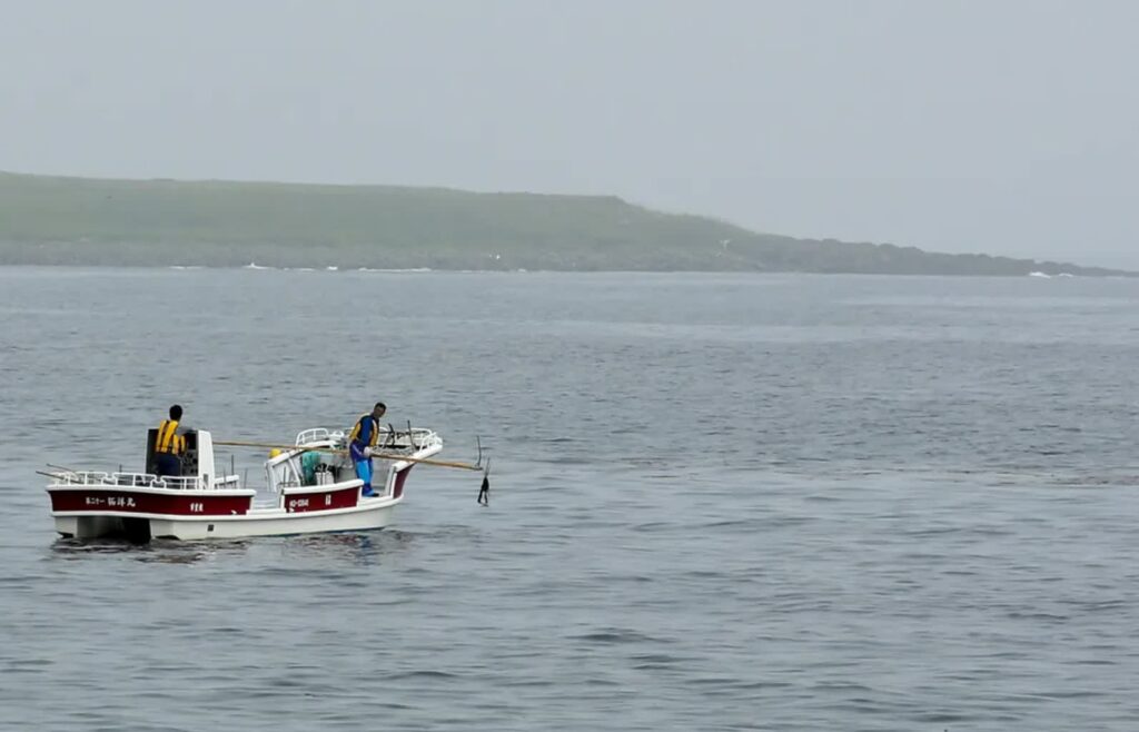 Łódź w pobliżu Wysp Kurylskich, zdjęcie ilustracyjne, fot. PAP/EPA/KIMIMASA MAYAMA