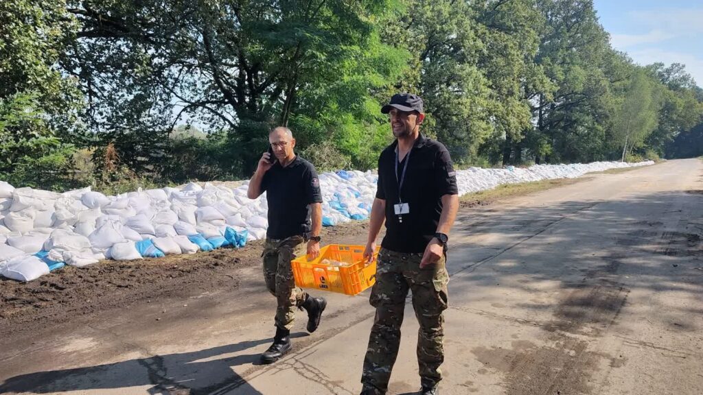 fot. wojewoda M.Cebula i dyr. S.Pawlak podczas ubiegłorocznej powodzi