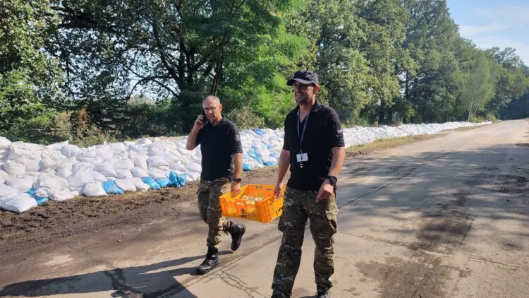 fot. wojewoda M.Cebula i dyr. S.Pawlak podczas ubiegłorocznej powodzi