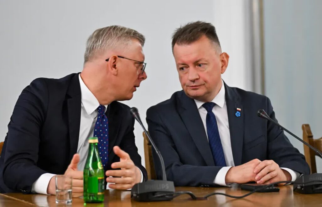 Mariusz Błaszczak i Sławomir Cenckiewicz. Fot. PAP/Radek Pietruszka