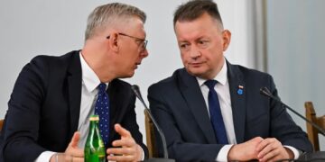 Mariusz Błaszczak i Sławomir Cenckiewicz. Fot. PAP/Radek Pietruszka