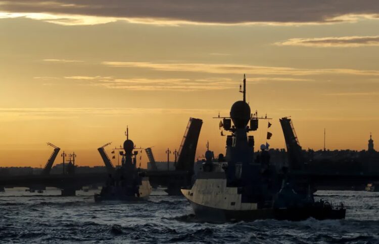 Rosyjska flota podczas parady święto z okazji święta Marynarki Wojennej Federacji Rosyjskiej Fot. PAP/EPA/ANATOLY MALTSEV
