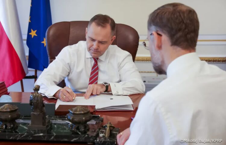 Prezydent podpisał nowelizację upraszczającą zasady uzyskania zasiłku pogrzebowego 9 Prezydent Karol Nawrocki. Fot. X/Karol Nawrocki