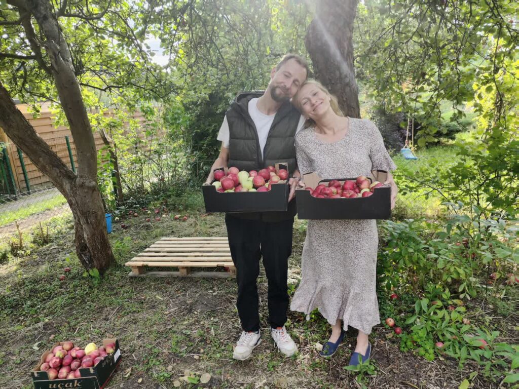 Ola i Tomek na swojej działce fot. M.Nabel